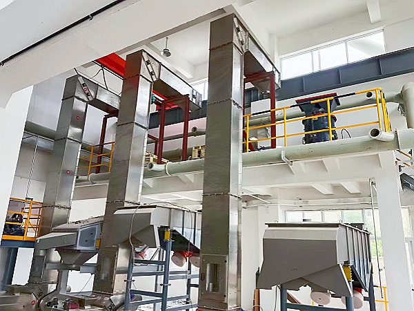 不銹鋼z型斗式提升機(jī)客戶現(xiàn)場